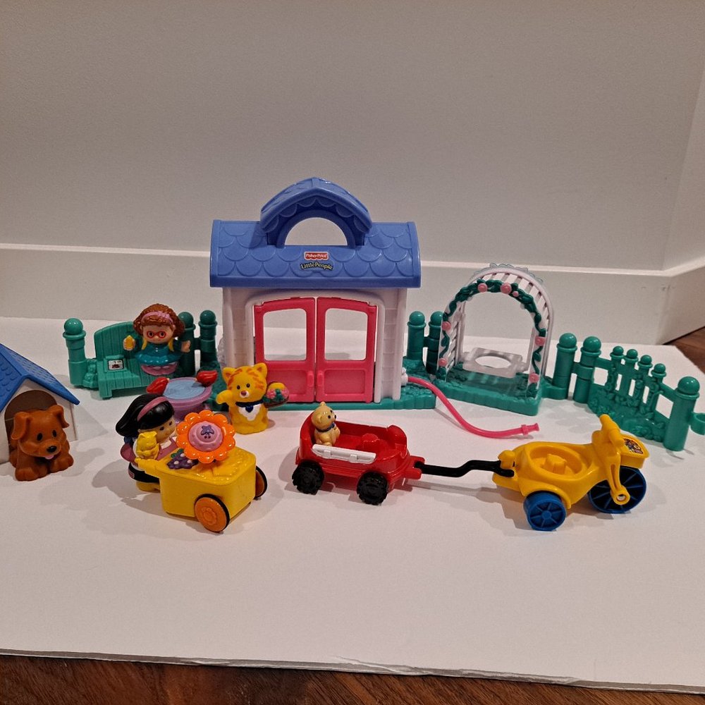 Fisher Price Little People Garden House, Dog House, Bench & Trike w/ 5 f…